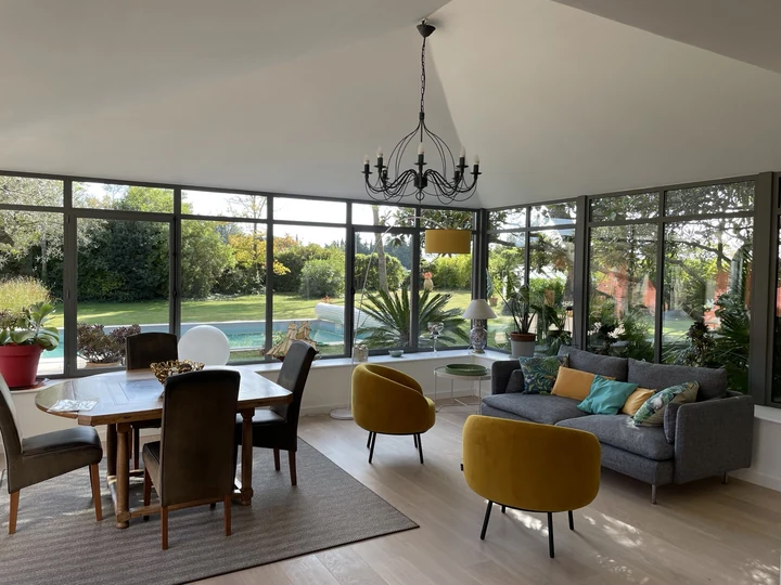 Un salon ouvert sur le jardin — vue 4