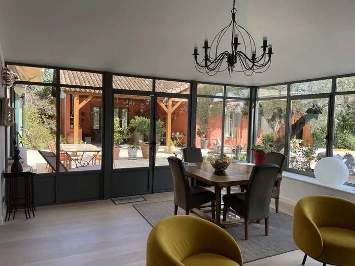 Un salon ouvert sur le jardin — vue 5