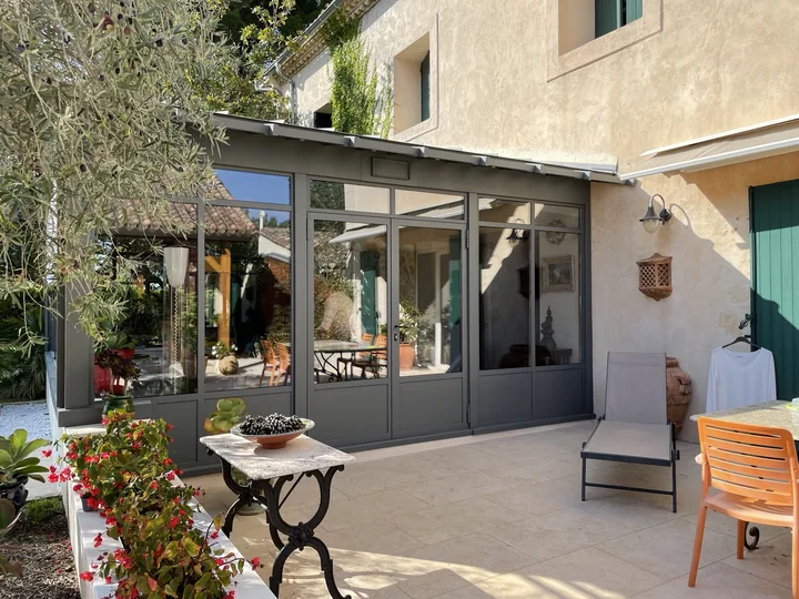 Un salon ouvert sur le jardin — vue 2