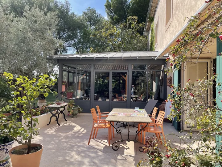 Un salon ouvert sur le jardin — vue 3