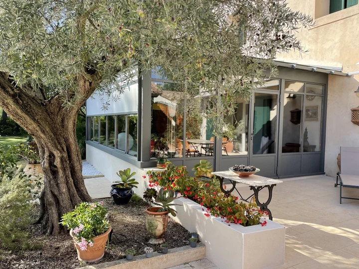 Un salon ouvert sur le jardin