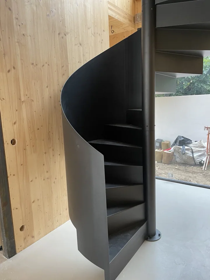 Une courbe sculptée dans le métal — vue 2