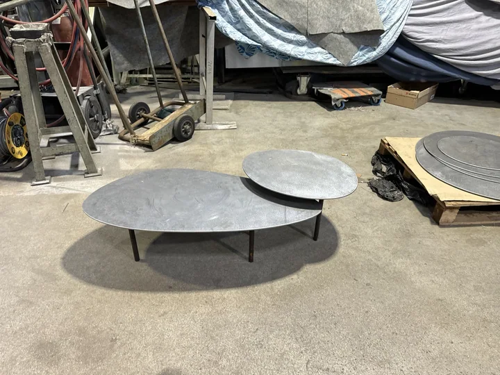 Pièces de mobilier métallique dans l’atelier