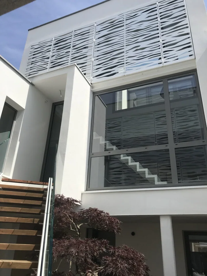 Façade à panneaux métalliques ajourés — vue 2