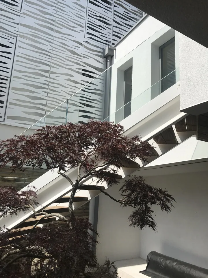 Façade à panneaux métalliques ajourés — vue 5