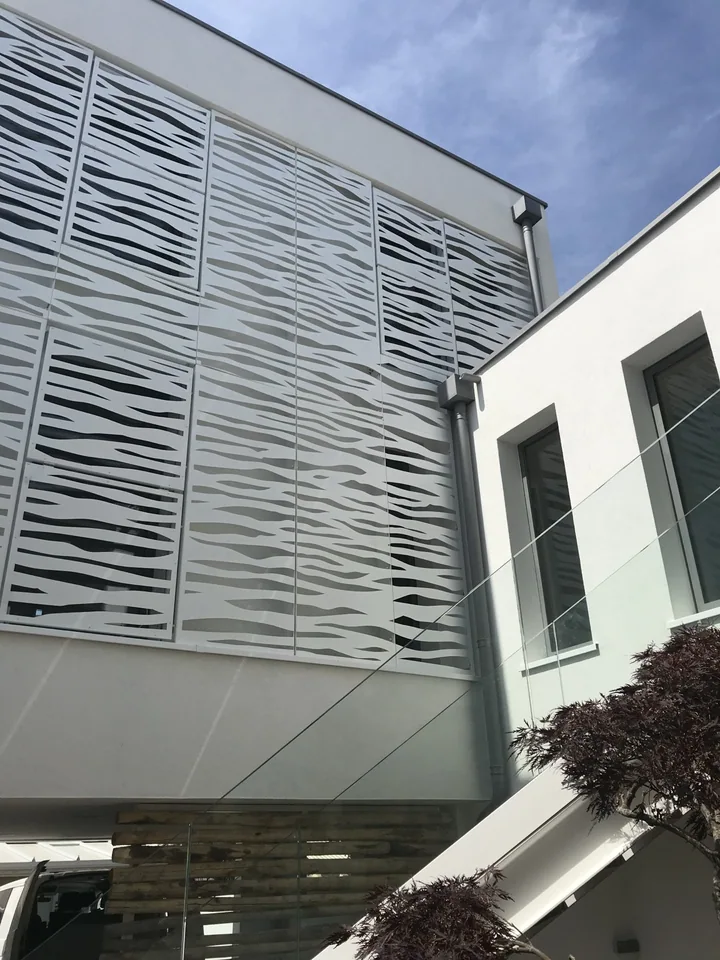 Façade à panneaux métalliques ajourés — vue 3