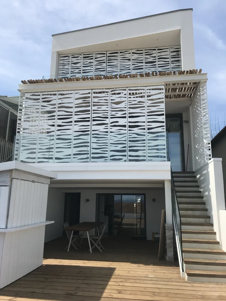 Façade à panneaux métalliques ajourés