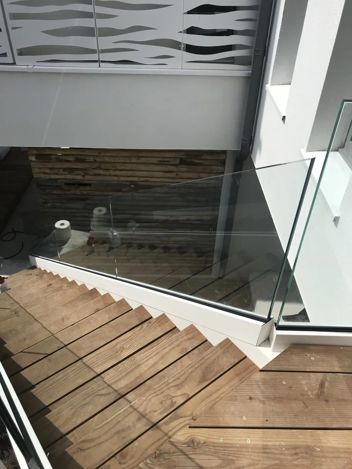 Façade à panneaux métalliques ajourés — vue 4