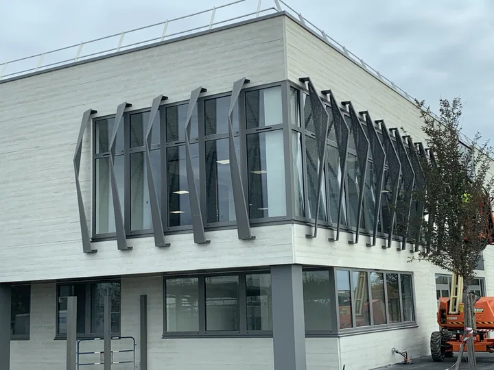 Le métal rythme la façade