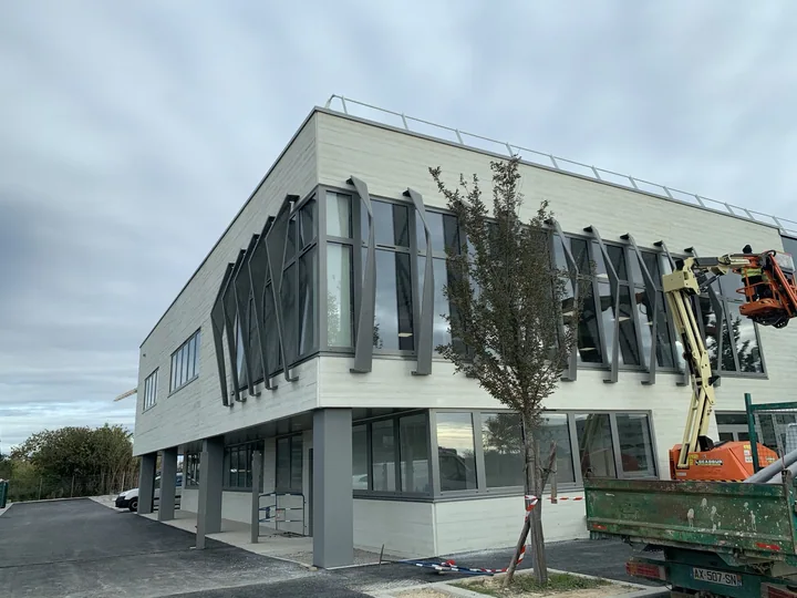 Le métal rythme la façade — vue 2