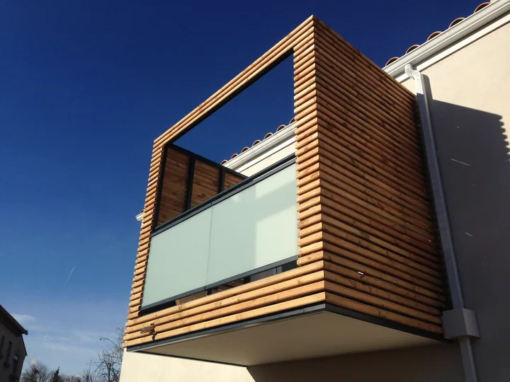 Un balcon, trois matières