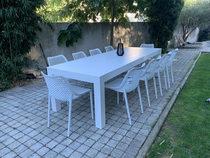 Une grande tablée au jardin — vue 3