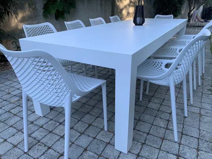 Une grande tablée au jardin — vue 2