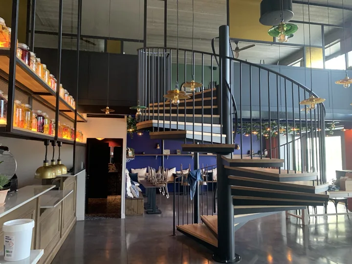 Un escalier au cœur du lieu — vue 3