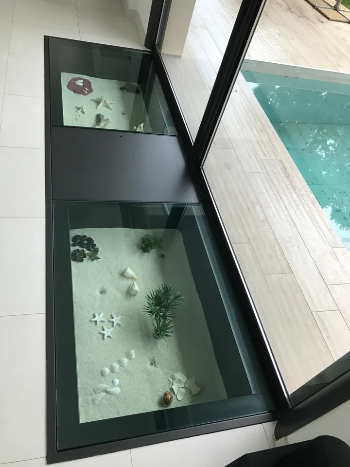 Plancher vitré sur structure métallique — vue 2