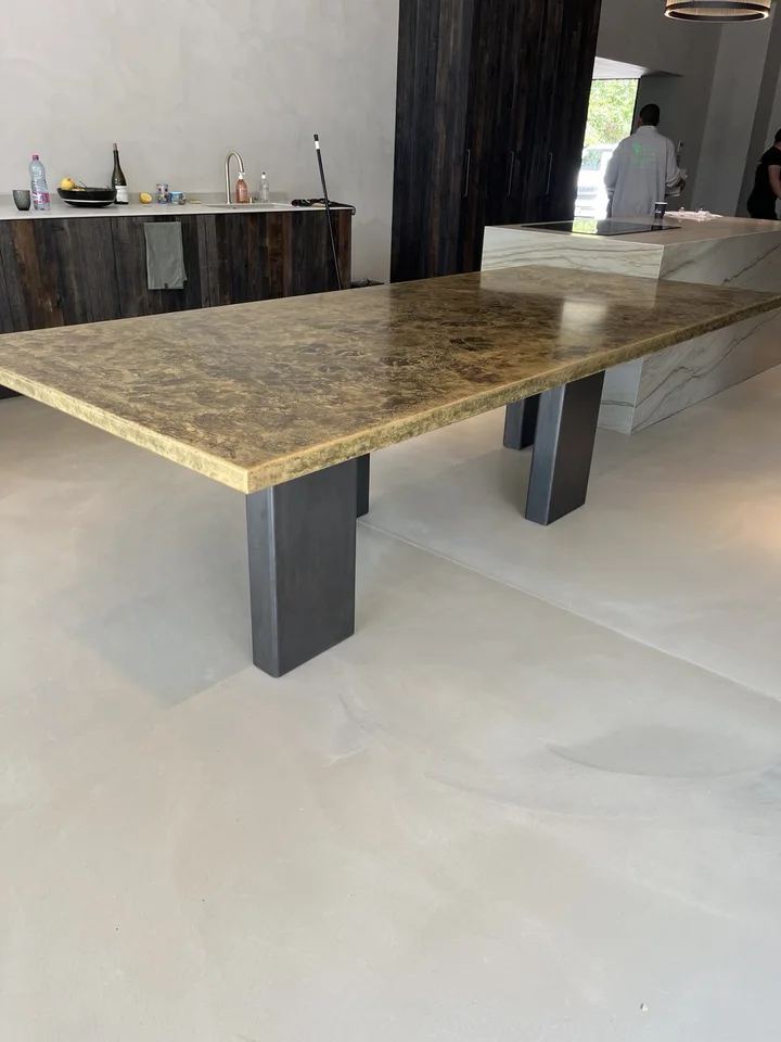 Une table aux reflets singuliers — vue 2
