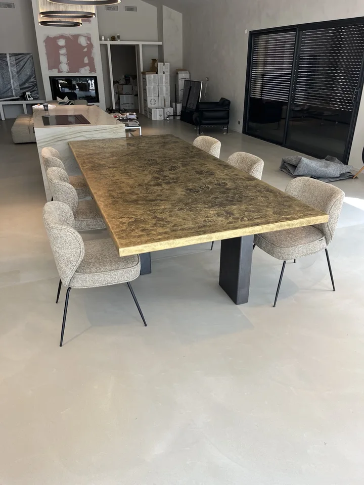 Une table aux reflets singuliers