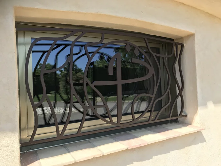 Une grille qui dessine la façade