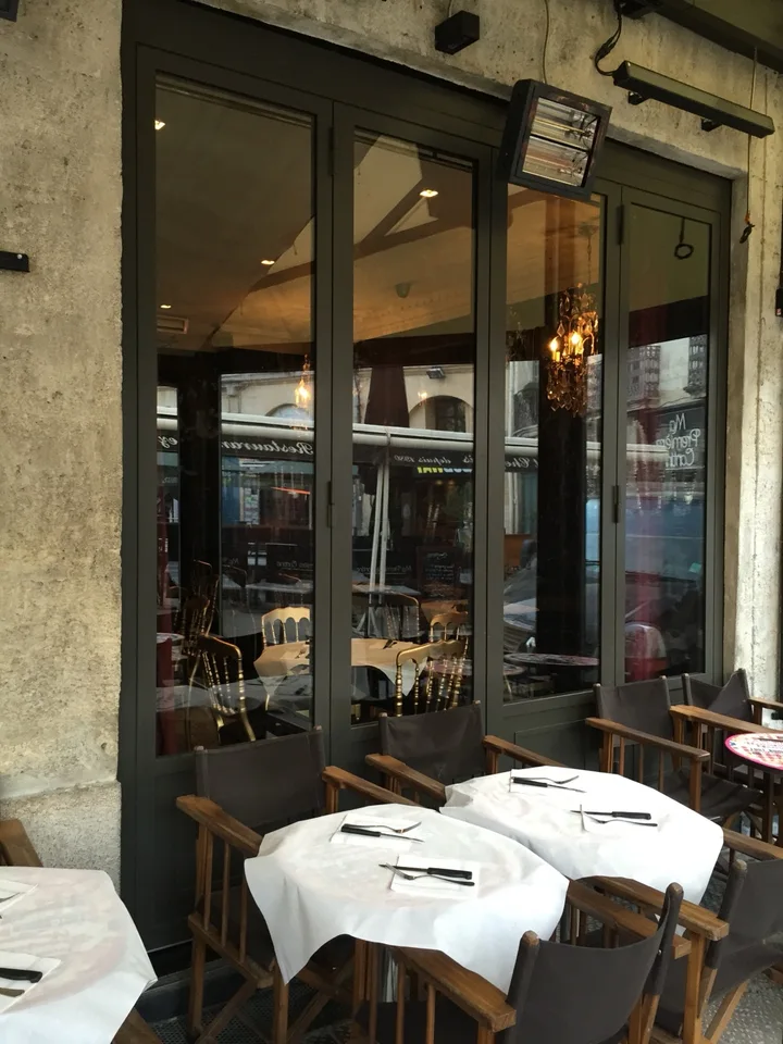 Une façade de restaurant vitrée