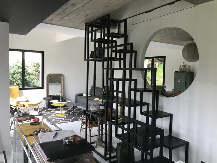 Escalier avec bibliothèque intégrée — vue 2