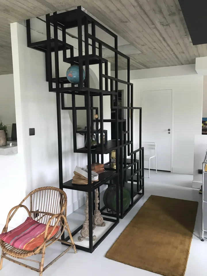 Escalier avec bibliothèque intégrée — vue 3
