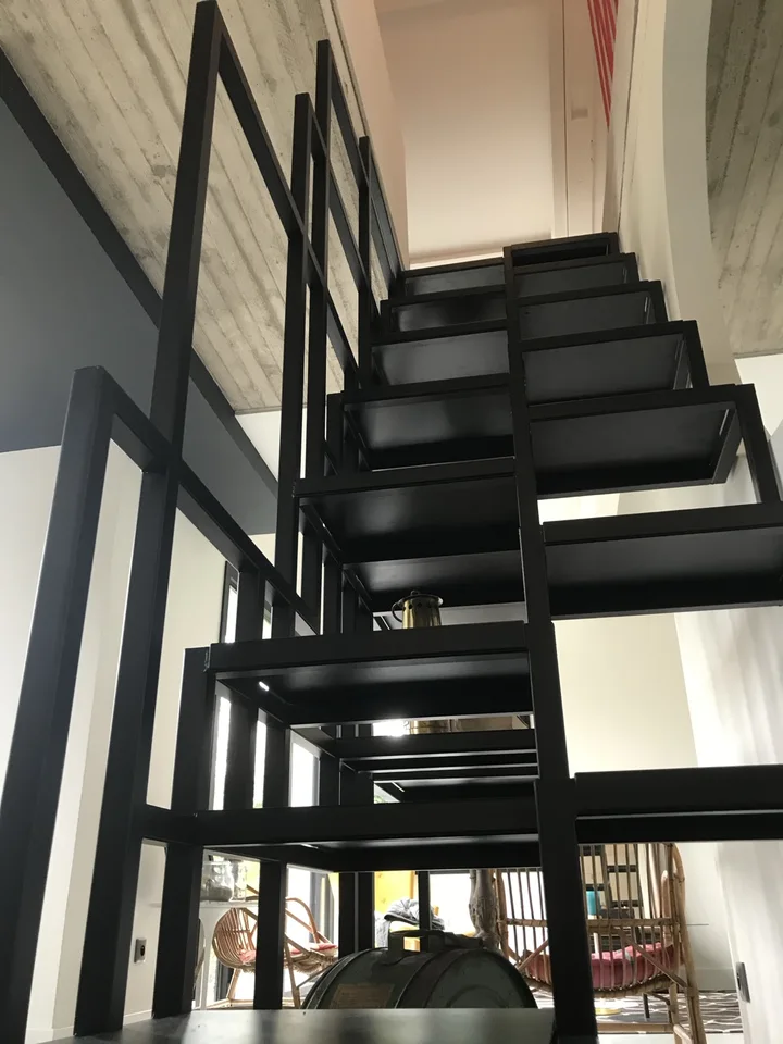 Escalier avec bibliothèque intégrée