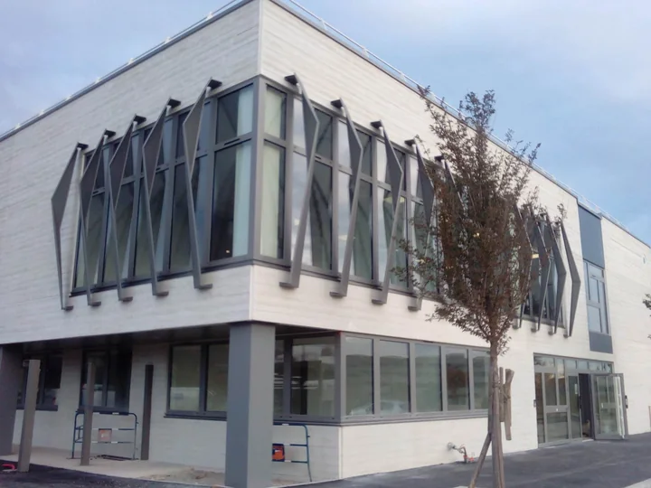 Le métal rythme la façade — vue 3