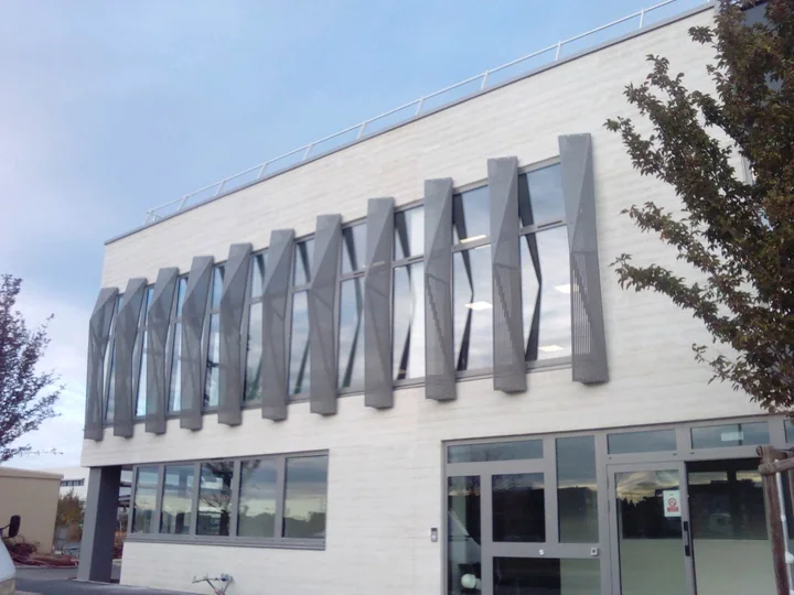Le métal rythme la façade — vue 4