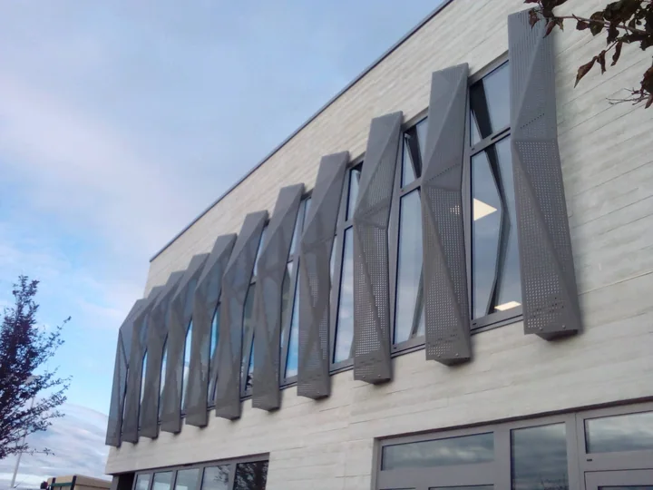 Le métal rythme la façade — vue 5