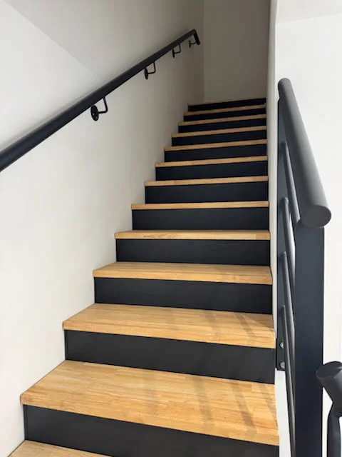 Escalier bois & garde-corps noir
