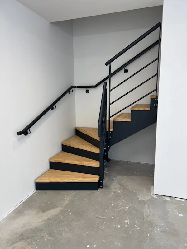 Escalier bois & garde-corps noir — vue 2