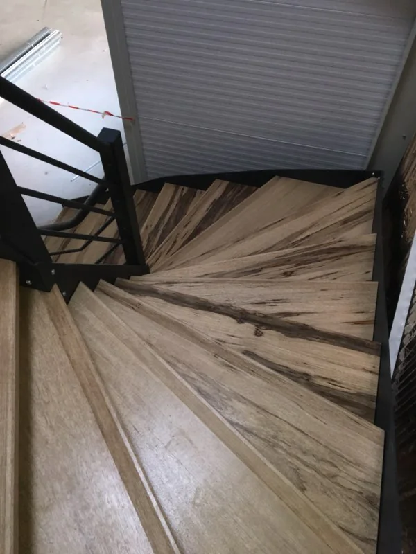 Escalier métallique tournant — vue 2