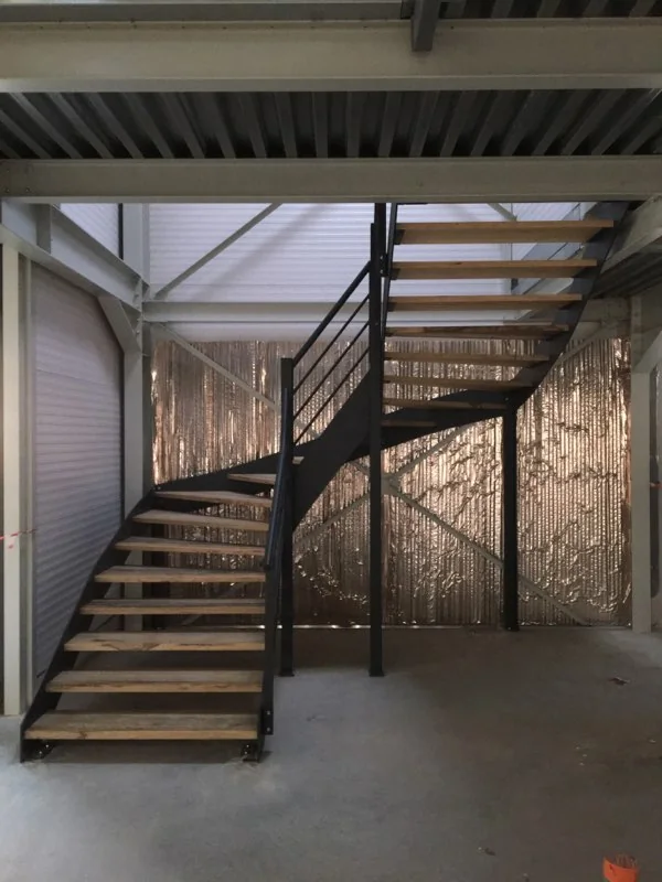 Escalier métallique tournant — vue 3