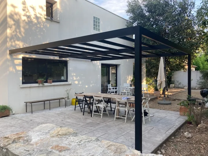 Pergola noire de terrasse