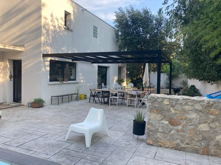 Pergola noire de terrasse — vue 2