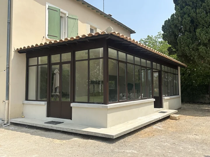 Véranda sur maison ancienne — vue 2