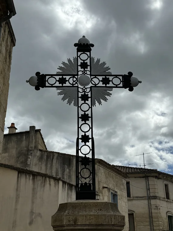 Croix métallique ornementale — vue 2