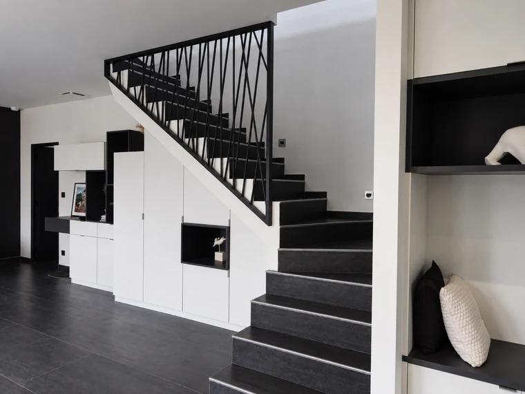 Escalier avec bibliothèque intégrée